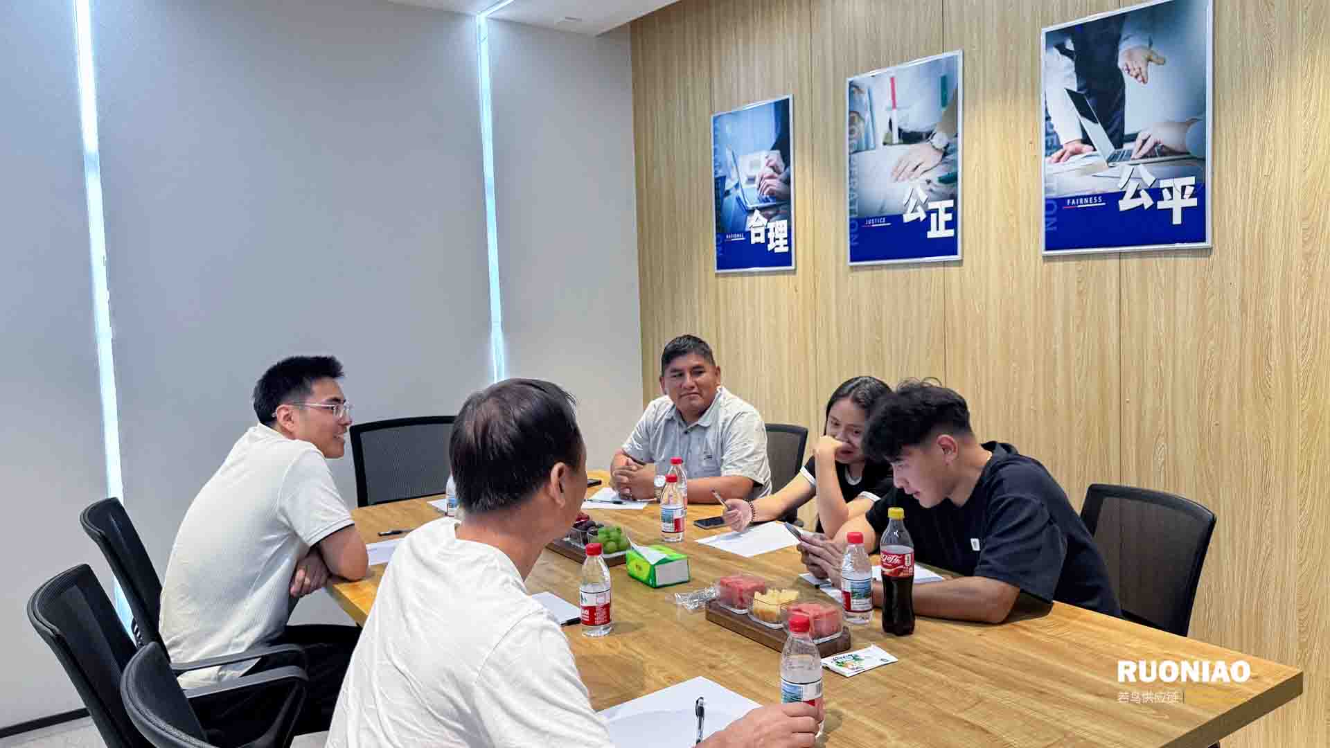 Zhengzhou · 28 de julio de 2026 · Un Encuentro Largamente Esperado en una Tarde Calurosa